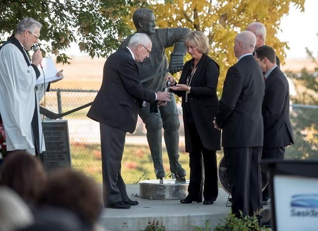 Howe's ashes to be interred in Saskatoon statue