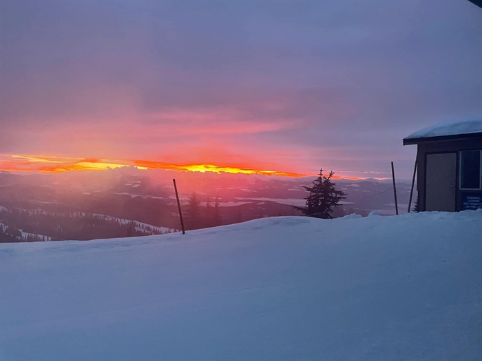 In Photos Amazing Pink And Orange Sunrise At Big White Infonews