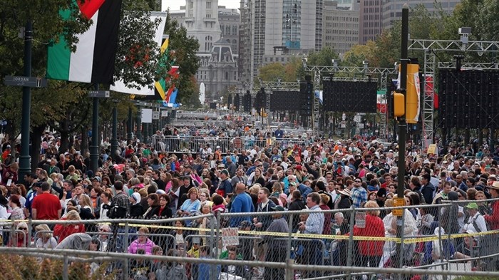A crowd of people gathers on Benjamin Franklin Parkway before a Mass celebtated by Pope Francis, Sunday, Sept. 27, 2015 in Philadelphia.
