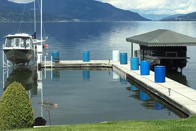 Bystanders watch as moored boat sinks in Okanagan Lake - Kelowna News 