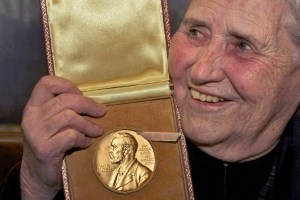 Doris Lessing holds up the 2007 Nobel Prize for Literature medal fter being presented it by the Ambassador of Sweden, Staffan Carlsson, during a ceremony at the Wallace Collection art gallery in London on Jan. 30, 2008. 