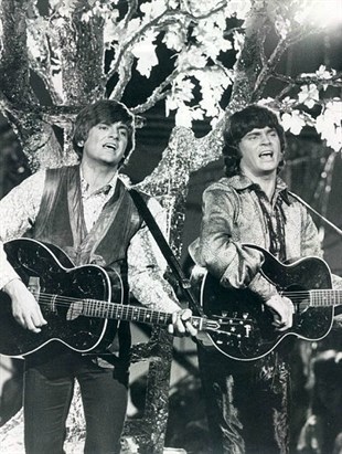 The Everly Brothers performing on the 1970 Johnny Cash summer replacement show.