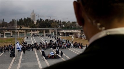 Israelis pass by the coffin of former Israeli Prime Minister Ariel Sharon at the Knesset plaza, in Jerusalem, on Jan. 12, 2014.

