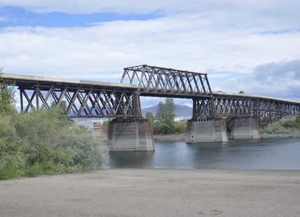 Suspicious debris near Kamloops bridge has police investigating