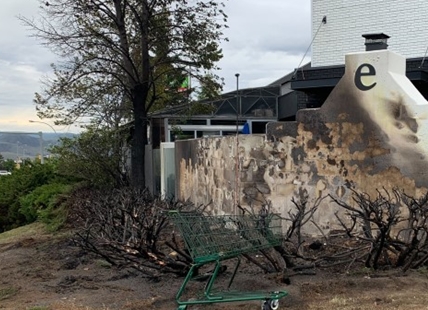 Firefighters douse hedge fire outside Kamloops restaurant