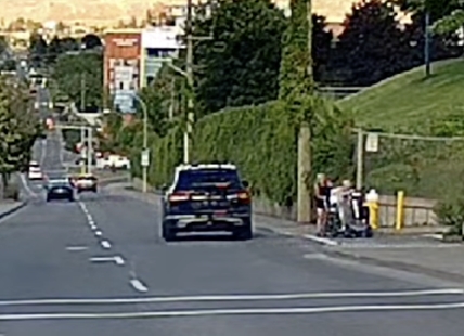 iN VIDEO: Woman stops Kamloops traffic to help senior on stuck mobility scooter