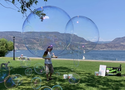 Victoria man spreading joy in Okanagan, Kamloops making massive bubbles