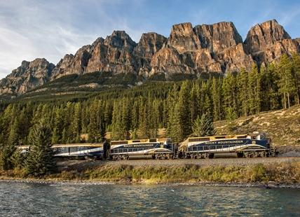 Rocky Mountaineer rolling through Kamloops again