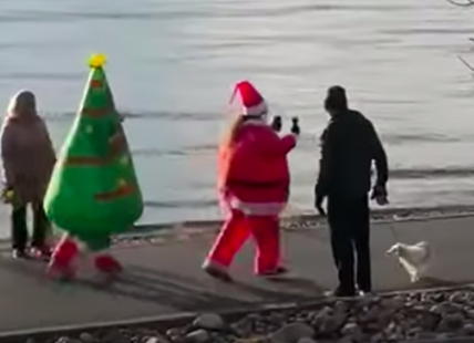 iN VIDEO: Santa and Christmas tree spotted jogging along Okanagan Lake