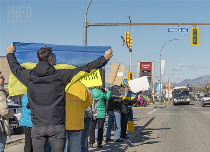 Okanagan Sunflower Festival blooms today to raise funds for Ukraine