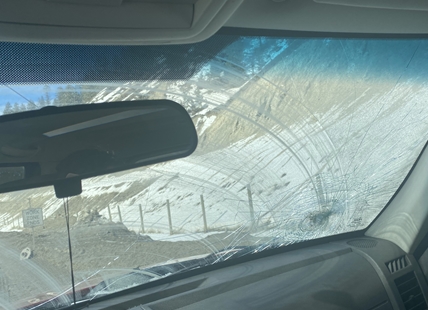 Alberta woman warns of rocks falling on Highway 1 after rock smashes windshield