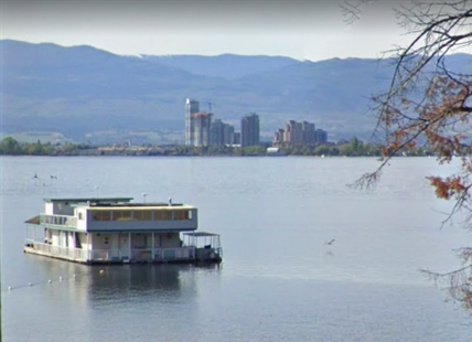 Future of derelict houseboat near Okanagan provincial park is on the rocks