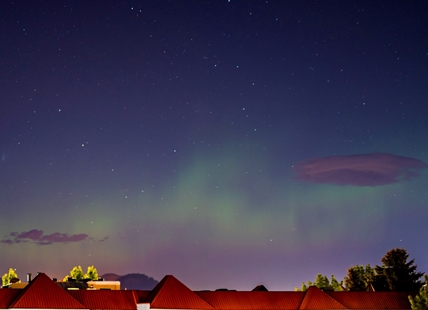 Northern lights shone strong enough to be seen within Kelowna last night