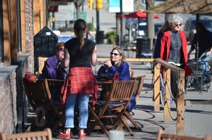 B.C. restaurants push back as govt axes temporary patio permits