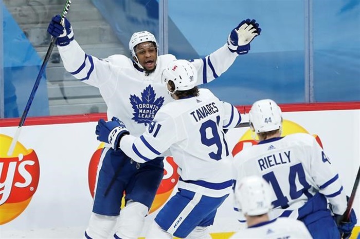 Wayne Simmonds signs two-year contract extension with ...