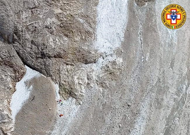Alpine glacier chunk detaches, killing at least 6 hikers