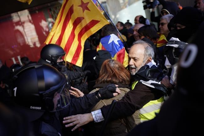 Spanish, French leaders sign friendship treaty in Barcelona