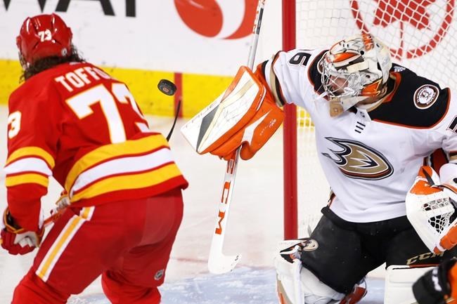 Ducks play spoiler in beating frustrated Flames 3-1 | iNFOnews | Thompson-Okanagan's News Source - Vimarsana News