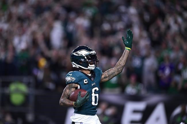 Hurts runs for 3 TDs as Eagles squeeze by Bears 25-20 - WHYY