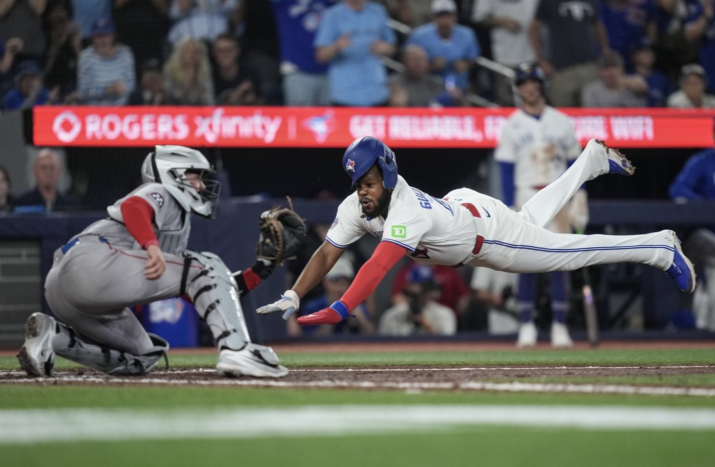 Blue Jays explode in eighth inning, top Red Sox for third straight win