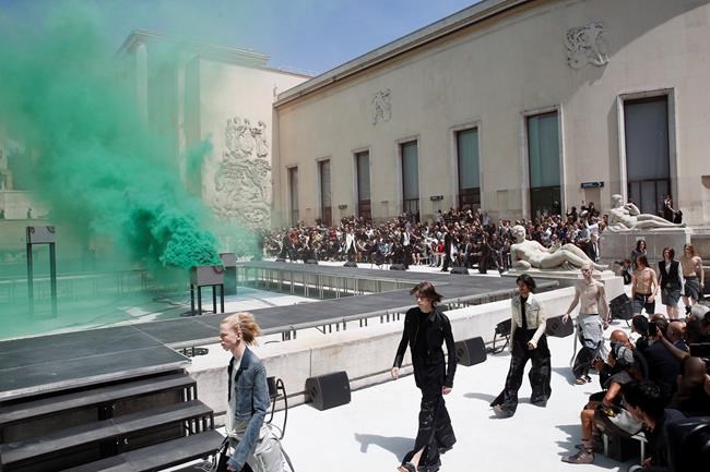 Abloh&#39;s historic debut at Vuitton is a big draw in Paris - InfoNews