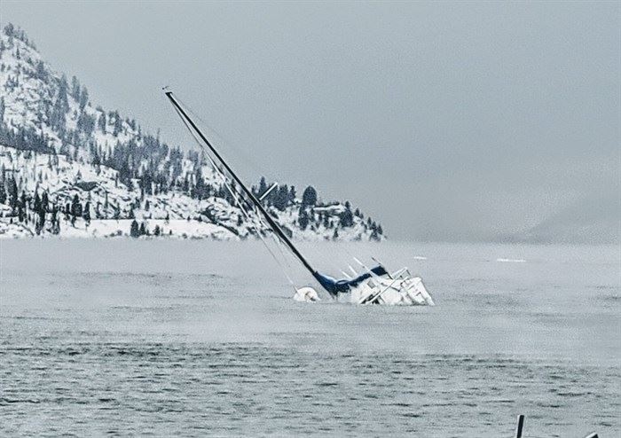 Bystanders watch as moored boat sinks in Okanagan Lake - Kelowna News 