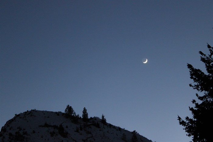 O zmierzchu w Kamloops zauważono zarys księżyca ze świecącym półksiężycem. 