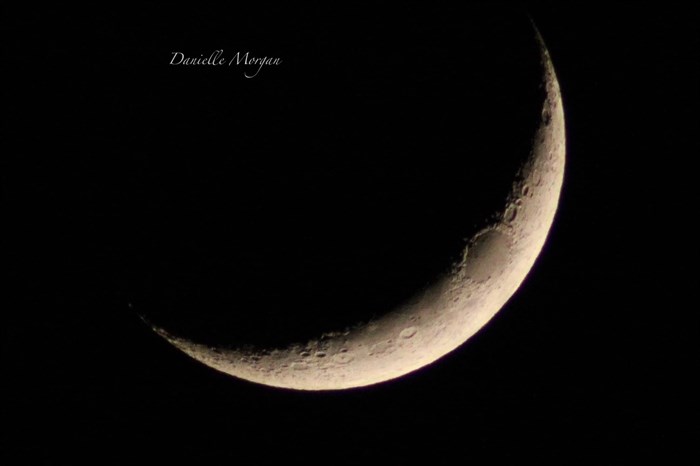 Na zdjęciach: Półksiężyc i gwiaździste niebo uchwycone nad Kamloops, Okanagan |  Aktualności