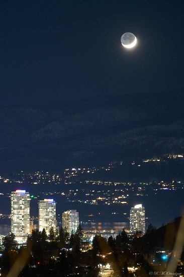 Fotograf RM Ottenbreit wykonał to wspaniałe zdjęcie świecącego półksiężyca nad Kelowna. 