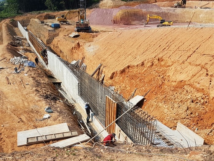 Concrete retaining wall construction in progress
