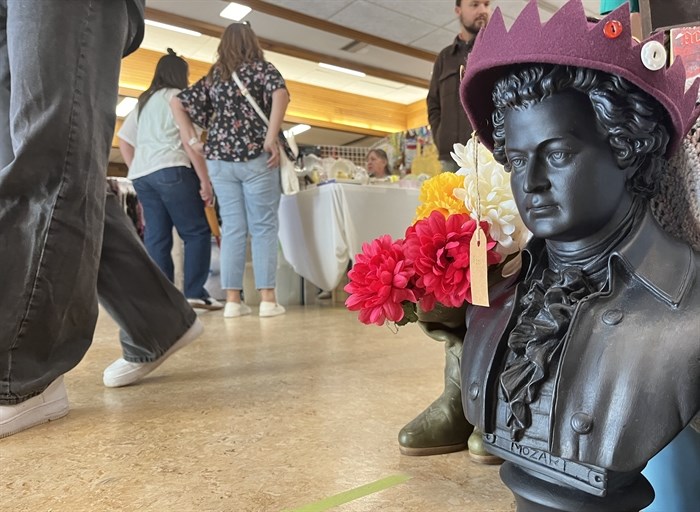 A statue modelling a hat for sale at the Okanagan Vintage Fair. 