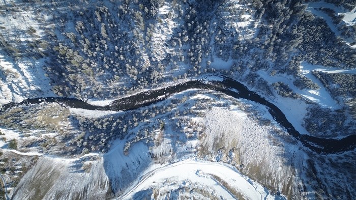 The Similkameen River flowing through the Copper Mountain Mine’s footprint in sm?lqmíx homelands, on Nov. 26, 2024.