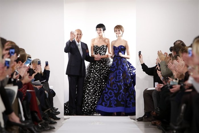 FILE - In this Feb. 11, 2014 file photo, Designer Oscar de la Renta acknowledges the audience after his Fall 2014 collection show during Fashion Week in New York. The designer de la Renta, a favorite of socialites and movie stars alike, has died. He was 82.