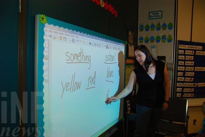 Teacher Sophia Sarrasin using the SMART Board to interact with her Grade 1 class.