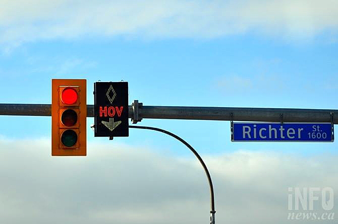 new-signs-tell-drivers-when-they-can-use-hov-lanes-in-kelowna