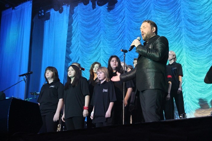 Brocklehurst Middle School choir students performing with Johnny Reid.