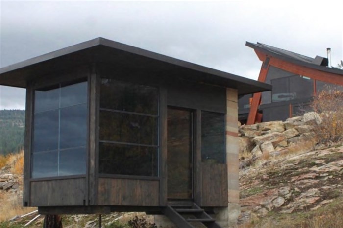 This cabin rental in Penticton is completely off grid. 