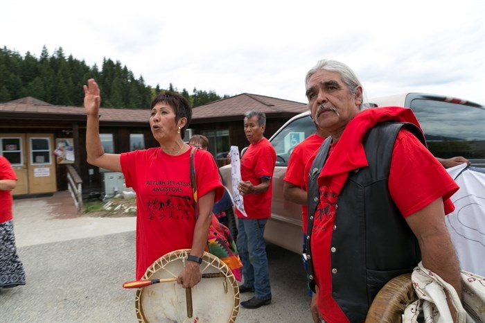 The Splatsin indian band increased pressure on band council to call off the vote on their ancestral burial site.