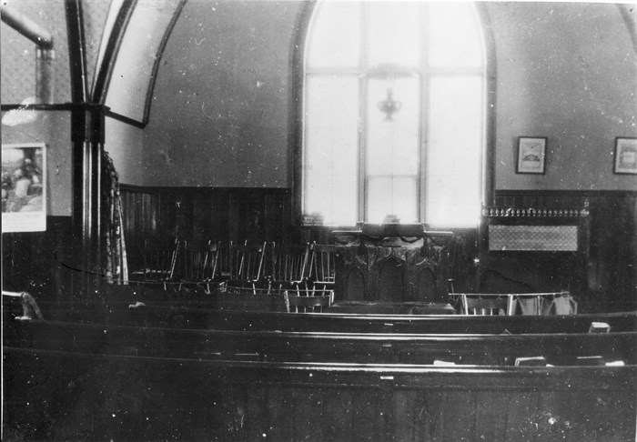 The inside of the church between 1912 and 1913, with the still existing wooden pews. 