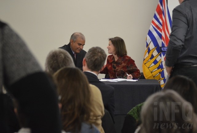 Vernon Mayor Mund and Minister Selina Robinson sign a Memorandum of Understanding. 