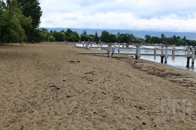 Looking south of the above photo, this is an example of good public access to Okanagan Lake below the high water mark.