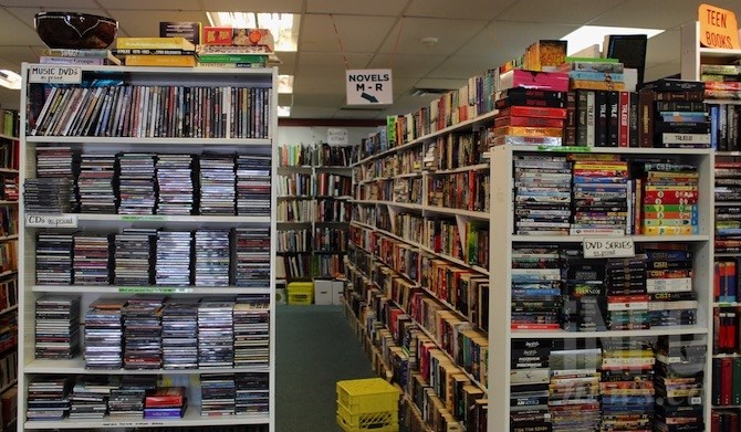Visitors are greeted by long rows of well organized books, comics and CDs.