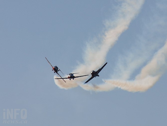 More thrilling performances by the Canadian Snowbirds.