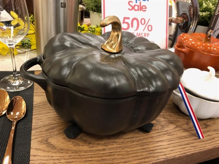 Love this black Staub cast iron cocotte pumpkin! 
