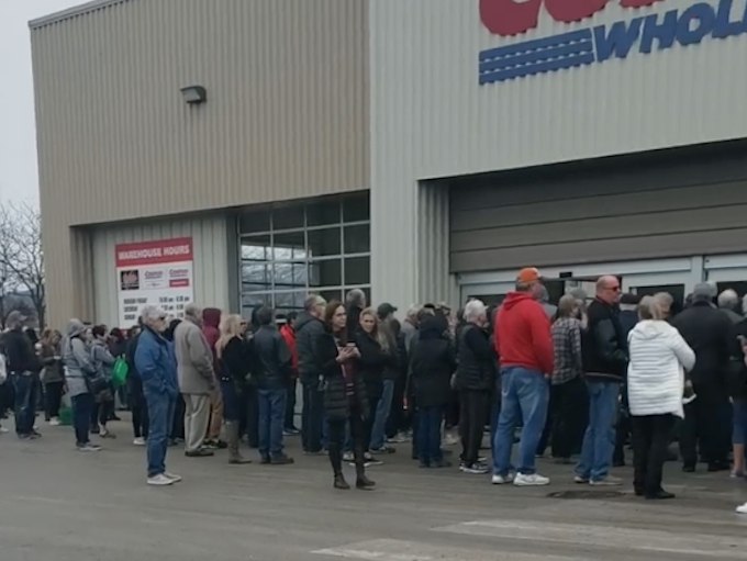Huge Lineup Of People Waiting For Kelowna S Costco To Open Today