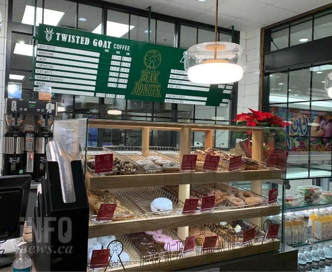 A small café featuring fresh local donuts is located right at the entrance to Fresh St. Market. 