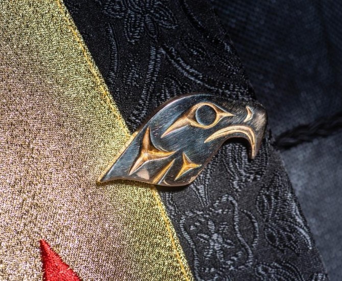 The eagle design for the clasps represents the knowledge keepers and the distinctive cultures of the Musqueam and the Syilx Okanagan Nation. 