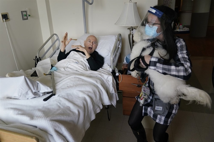 iN PHOTOS: Dogs ease pandemic isolation for nursing home residents | iNFOnews | Thompson-Okanagan's News Source - Vimarsana News