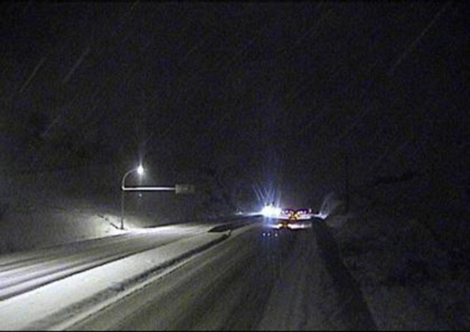 Vernon and Kelowna continue under a heavy snowfall warning this morning. Above, road conditions at the Kalamalka Lookout highway cam on HIghway 97 south of Vernon this morning.
