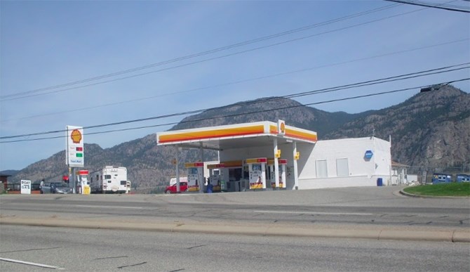 Osoyoos Shell is being praised by customers and non-customers alike after owner Gagandeep Singh Atwal went to great lengths to look after his customers following a refuelling mix-up this past weekend.